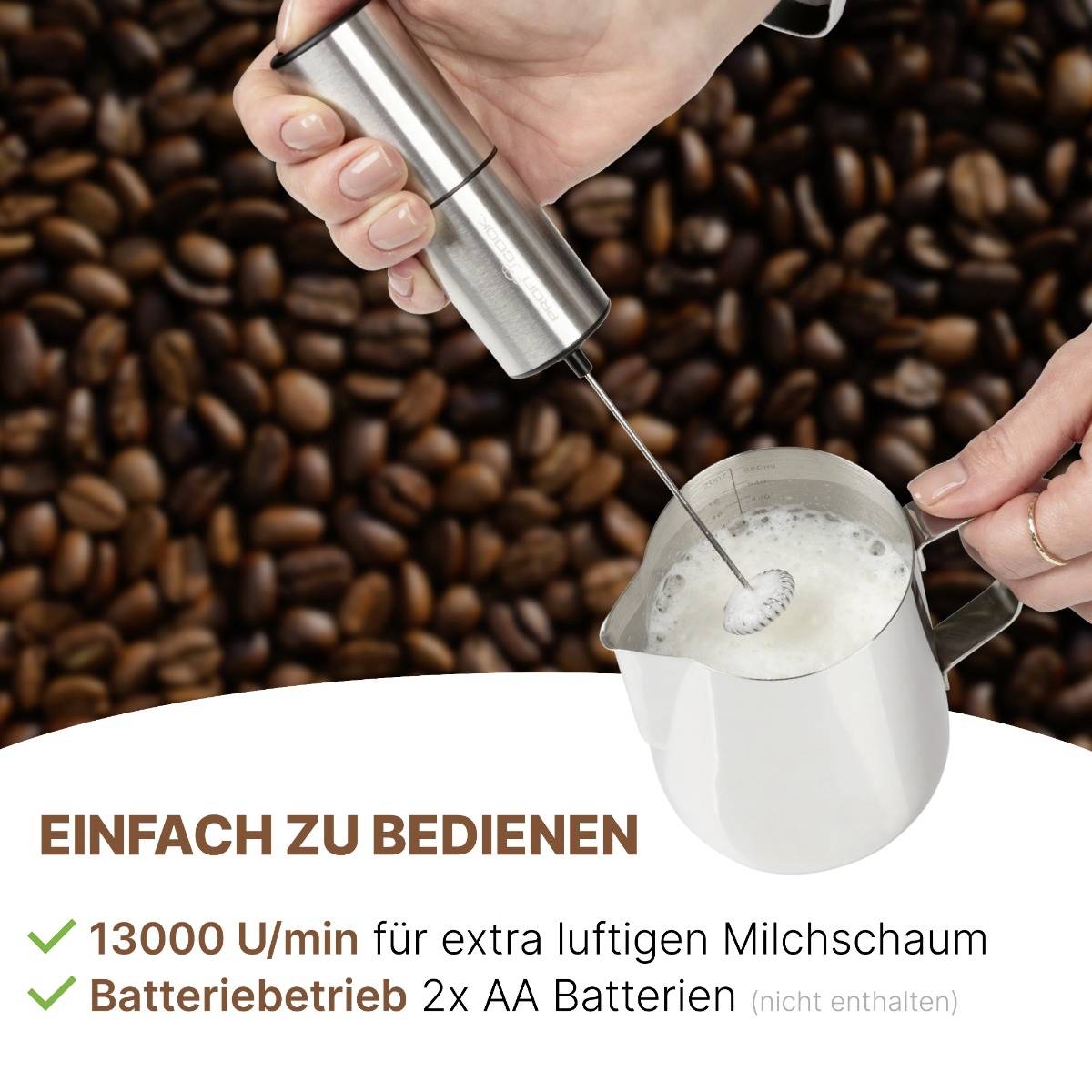 Eine Hand hält einen Milchaufschäumer über einer Tasse mit Milchschaum. Text im Bild hebt einfache Bedienung und Batteriebetrieb hervor.
