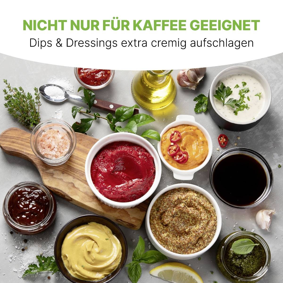 'Verschiedene Dips und Dressings in Schalen auf Holzbrett arrangiert; Text: "Nicht nur für Kaffee geeignet. Dips & Dressings extra cremig aufschlagen."'