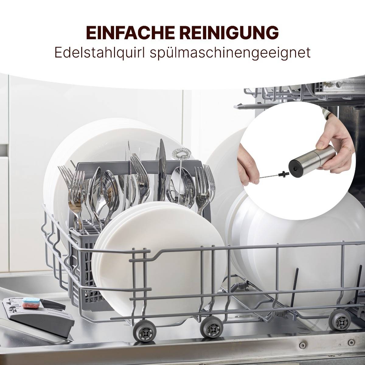 Im Geschirrspüler sind saubere Teller und Besteck in einem Korb zu sehen. Daneben eine Hand, die einen abnehmbaren Mixergriff zeigt. Text: 'Einfache Reinigung, Edelstahlquirl spülmaschinengeeignet'.