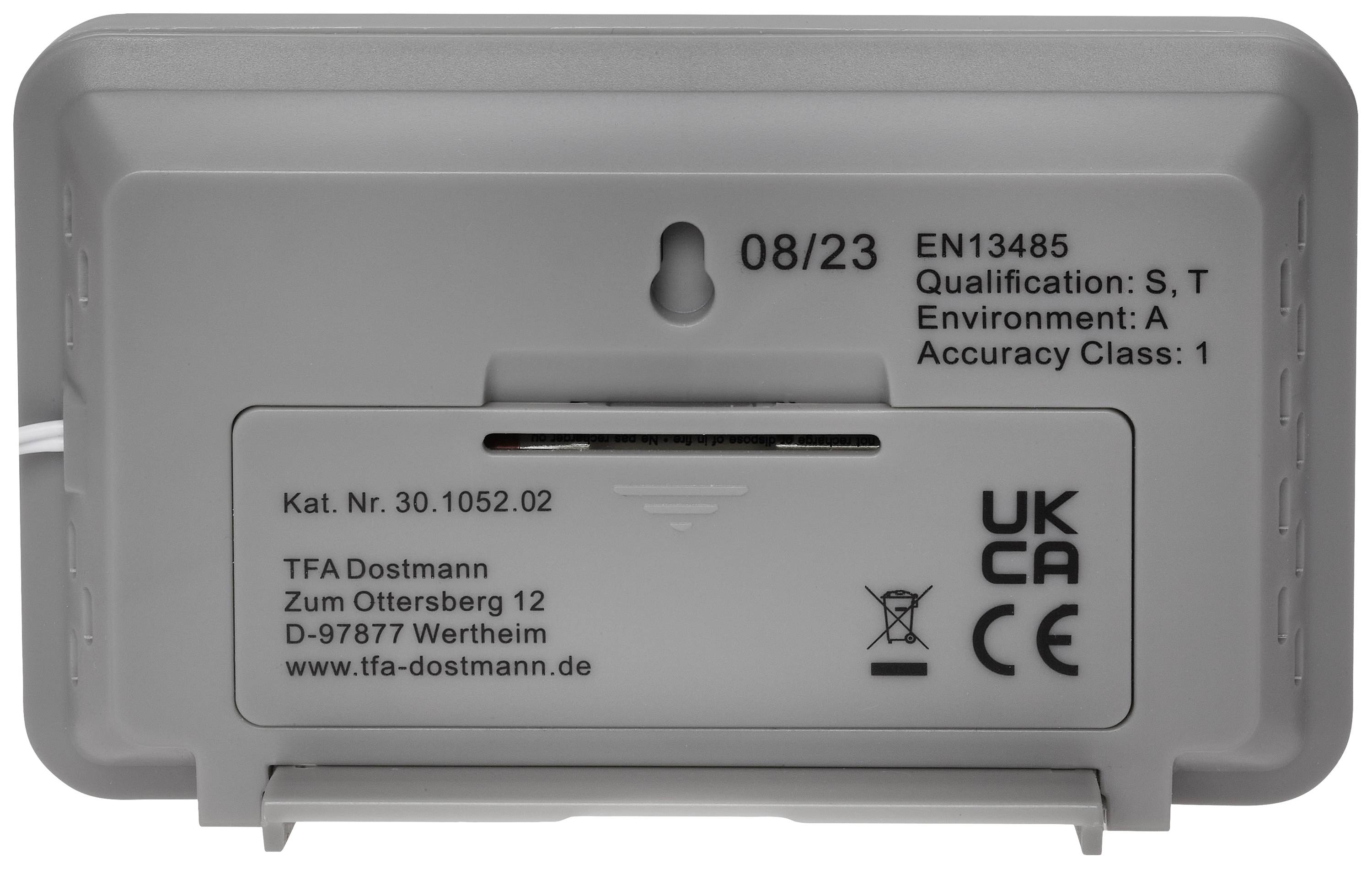 Rückseite eines Geräts mit Produkthinweisen: '08/23 EN13485', 'TFA Dostmann', einschließlich Adresse und Website 'www.tfa-dostmann.de'.