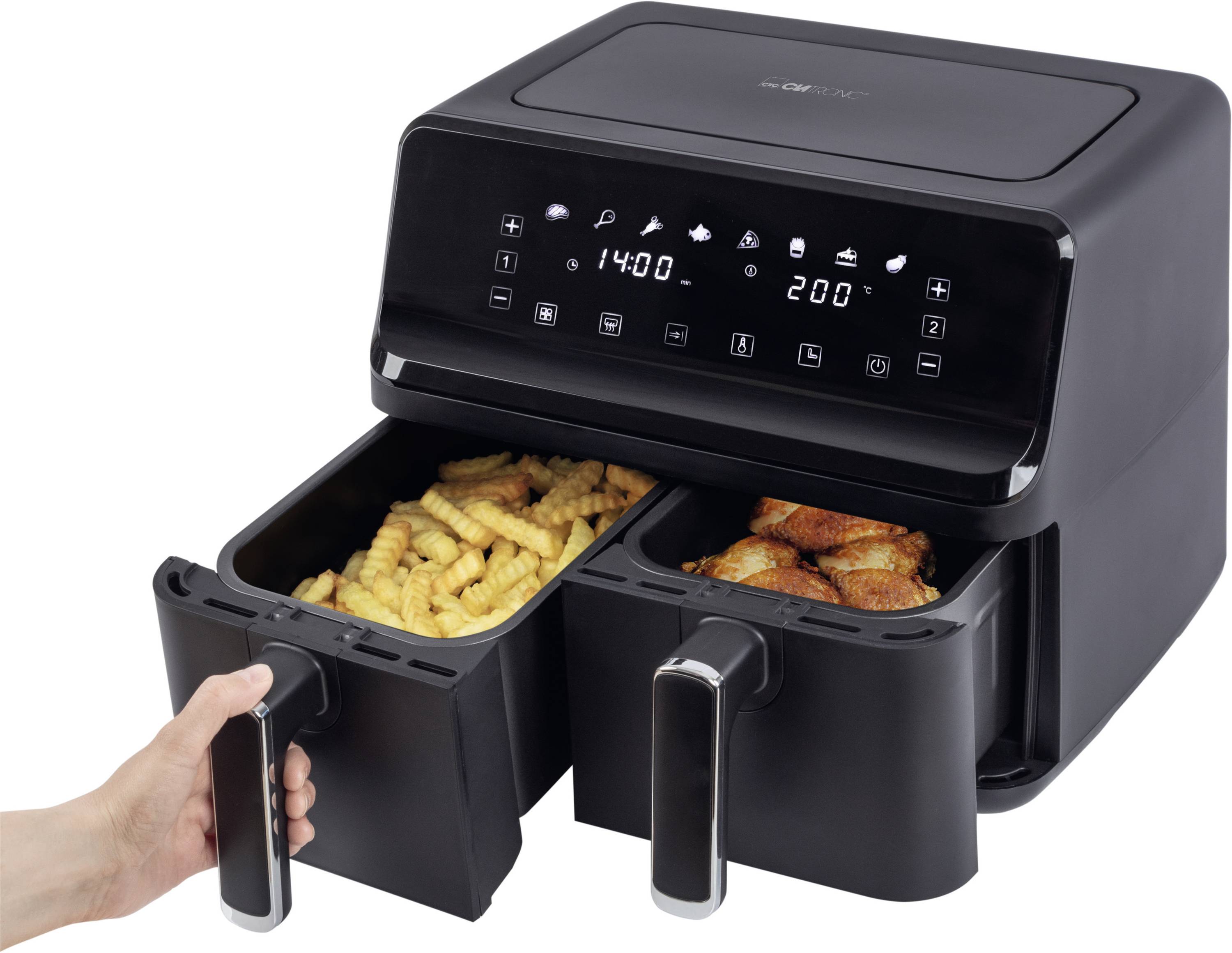 Zwei Frittierkörbe eines Heißluftfritteusengeräts mit Pommes und Hähnchenteilen, Display zeigt 200 Grad und 14:00 Minuten. Eine Hand zieht einen der Körbe heraus.