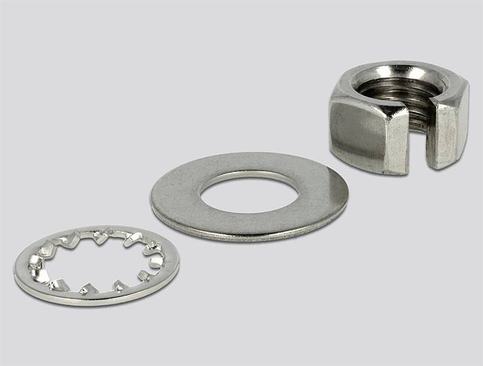 Drei Metallteile auf grauem Hintergrund: Eine Zahnscheibe, eine Unterlegscheibe und eine geschlitzte Mutter.