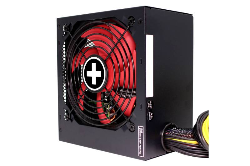 Schwarzes Computer-Netzteil mit rotem Lüfter, sichtbarem Pluszeichen in der Mitte. Kabelbündel rechts ragt heraus.