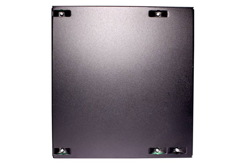 'Schwarze quadratische Metallplatte mit vier runden Befestigungspunkten in den Ecken.'