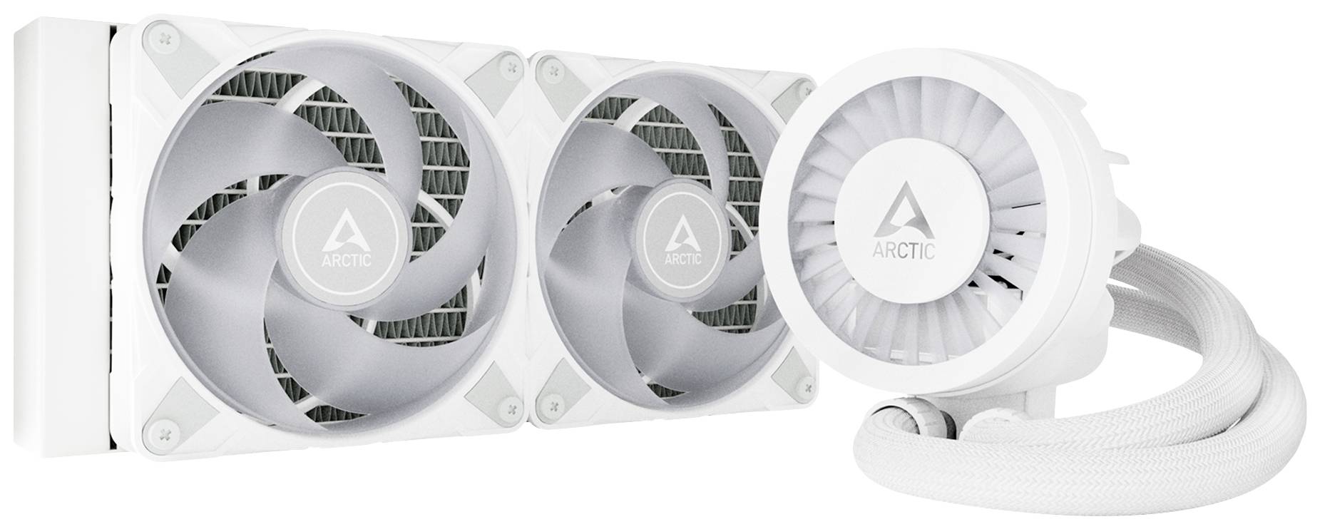 Zwei weiße Computerlüfter und eine runde Wasserpumpe mit 'ARCTIC'-Logo sind miteinander verbunden und dienen der Kühlung.
