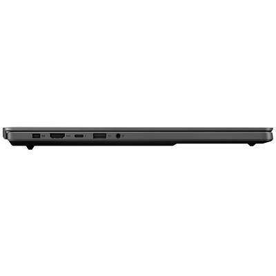 Seitliche Ansicht eines Laptops mit verschiedenen Anschlüssen, darunter USB, HDMI und Audio, sichtbar auf einem flachen Tisch.