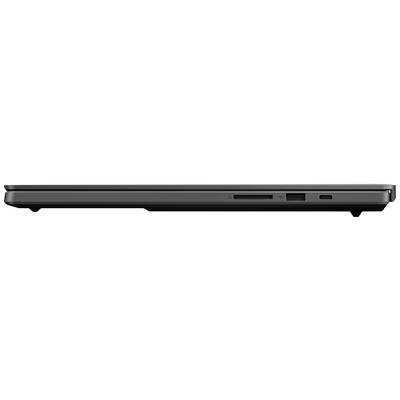 Ein geschlossenes, schwarzes Laptop von der Seite, mit sichtbaren Anschlüssen und leicht abgesetzter Basis.