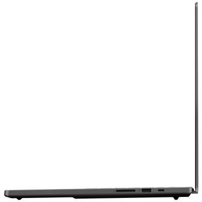 Ein geöffneter Laptop von der Seite, der die schlanke Bauweise und die Anschlüsse auf einer Seite zeigt.