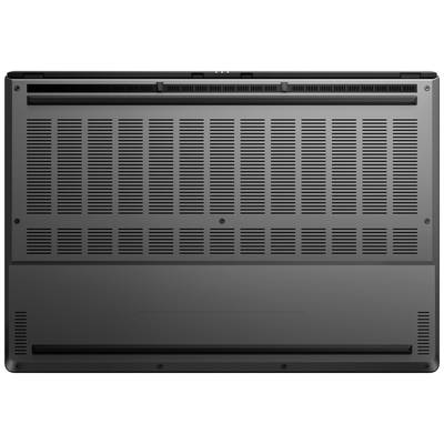 Rückseite eines Laptops mit Lüftungsschlitzen für Kühlung. Zeigt die Unterseite mit symmetrischem Design und Gummifüßen für Stabilität.