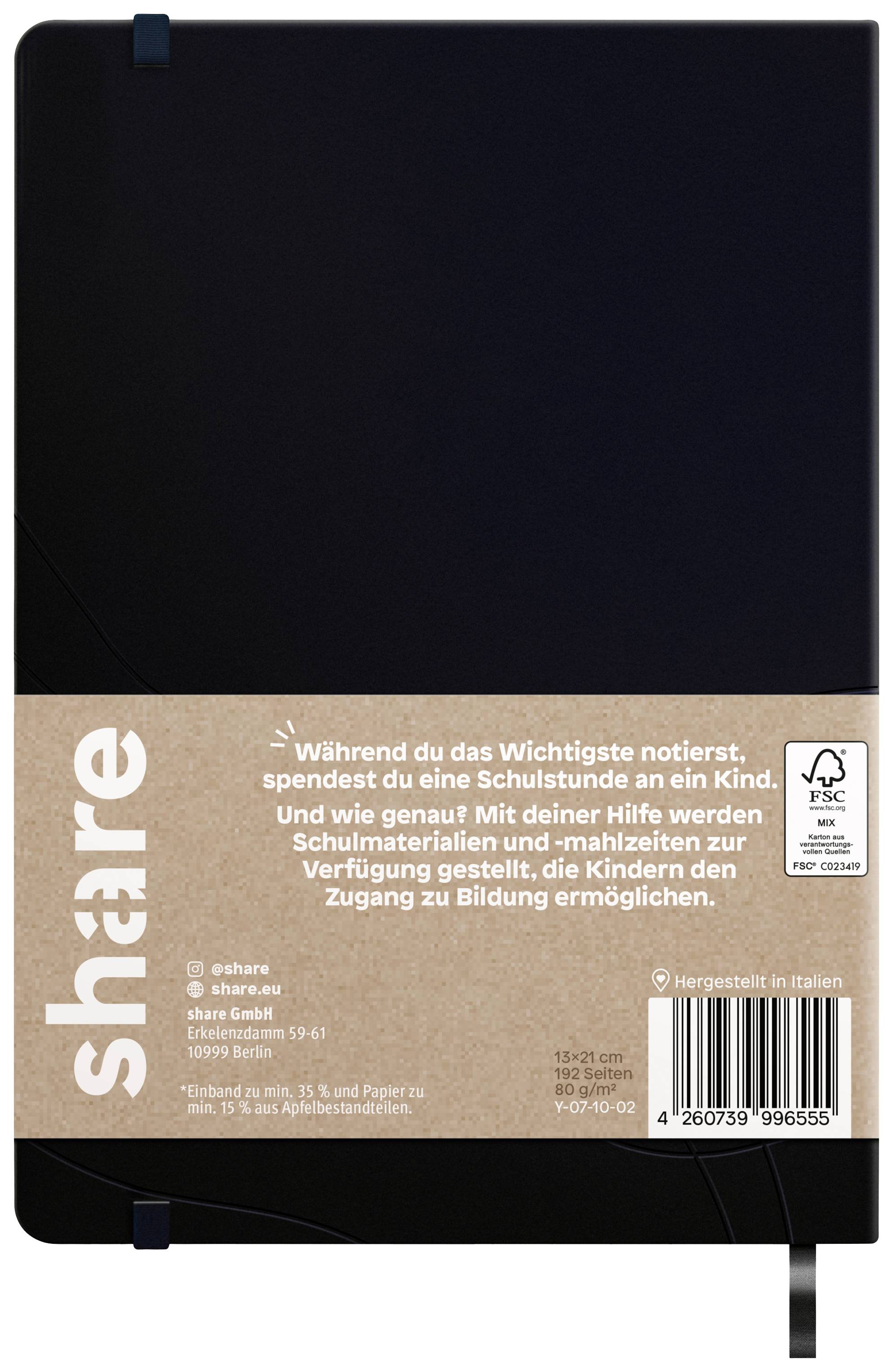 Schwarzes Notizbuch mit braunem Papierband, das auf Bildungsunterstützung hinweist. Hinweis auf FSC-zertifiziertes Papier.