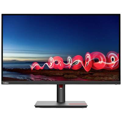 Ein großer Computermonitor zeigt eine Langzeitbelichtung mit roten Lichtspuren vor einer Küstenlandschaft bei Sonnenuntergang.