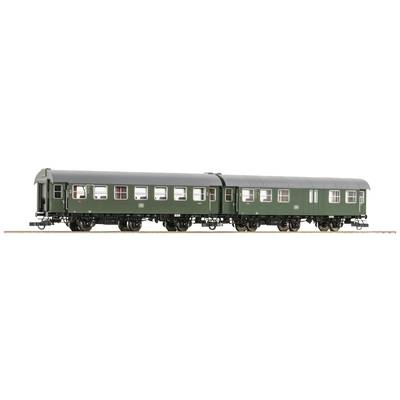 Ein grüner Eisenbahnwaggon mit mehreren Fenstern auf einem Gleis, seitliche Ansicht.