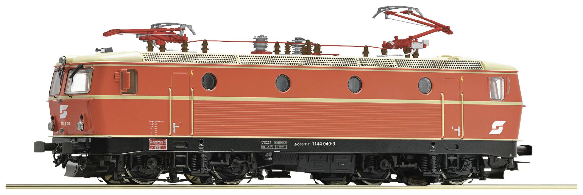 Eine rote Elektrolokomotive mit dem Logo einer Eisenbahngesellschaft, Seitenansicht. Sie steht auf Gleisen und zeigt technische Details.