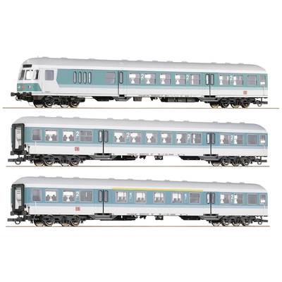 Drei unterschiedliche Modelleisenbahn-Waggons in verschiedenen Designs und Farben. Alle Waggons sind mit Scheiben und Türen ausgestattet.