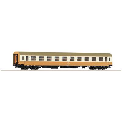Ein gelb-beiger Eisenbahnwaggon mit mehreren Fenstern und zwei Achsen auf Schienen, vor neutralem Hintergrund abgebildet.