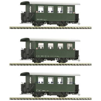 Drei grüne Modelleisenbahnwaggons stehen auf Gleisen. Jeder Waggon hat Fenster und Türen, sie unterscheiden sich leicht im Design.