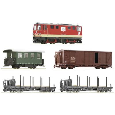 Ein Modellzug-Set mit einer roten Lokomotive, einem grünen Personenwagen, einem braunen Güterwagen und zwei schwarzen Flachwagen.