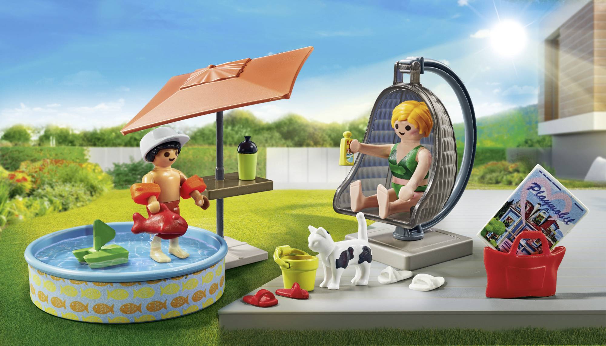 Zwei Spielfiguren im Garten: Ein Kind mit Schwimmflügeln im Planschbecken und ein Erwachsener auf einem Hängesessel. Ein Hund und eine Katze spazieren.
