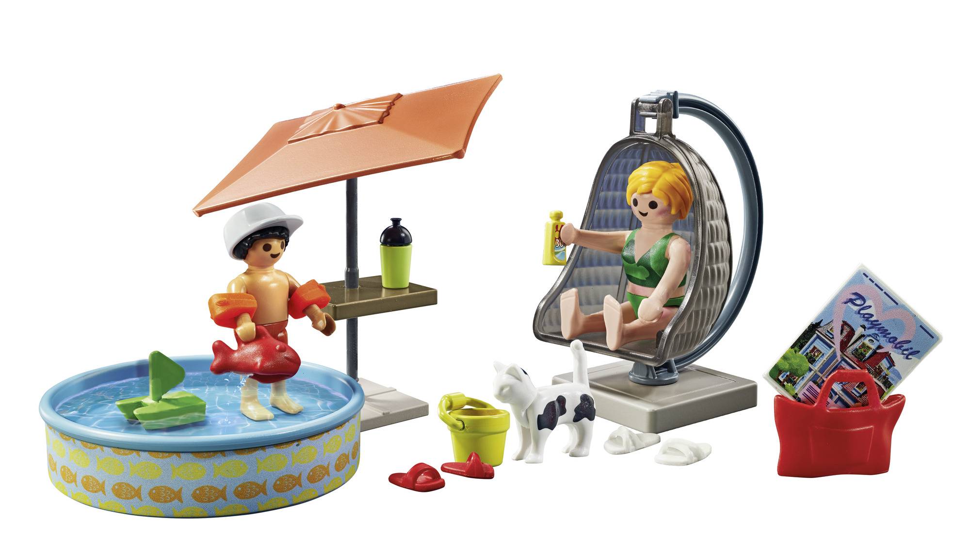 Eine Spielsituation mit zwei Spielfiguren: ein Kind im Planschbecken mit Spielzeugboot und eine Person auf einer Sitzschaukel mit Getränk.