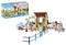 Playmobil-Pferdestall-Set mit Figuren, Pferden und Zubehör. Enthält Box mit Produktabbildung und Verkaufsinformationen.