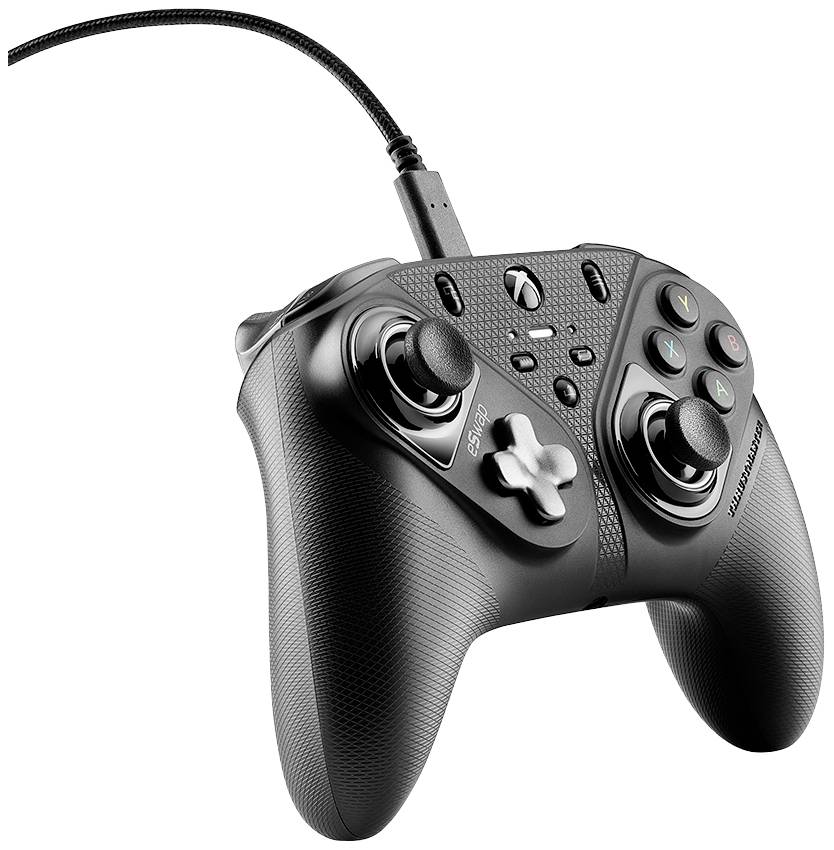 Ein schwarzer, kabelgebundener Gaming-Controller mit mehreren Tasten und zwei Joysticks, designt für präzises Spielen und Komfort.