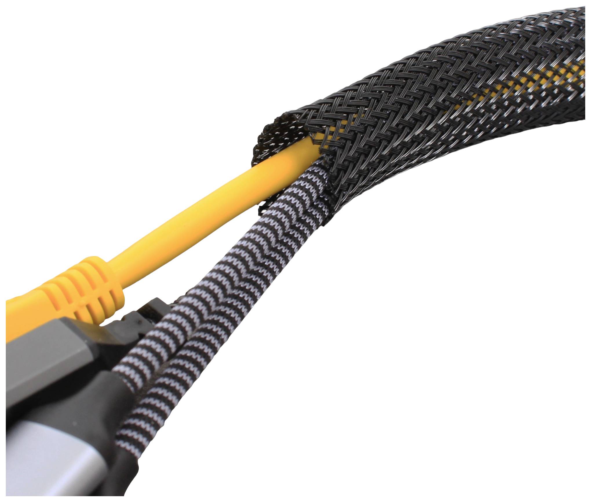 Ein gelbes Kabel wird von einem schwarz-weiß gemusterten und einem schwarzen Geflechtschlauch ummantelt.