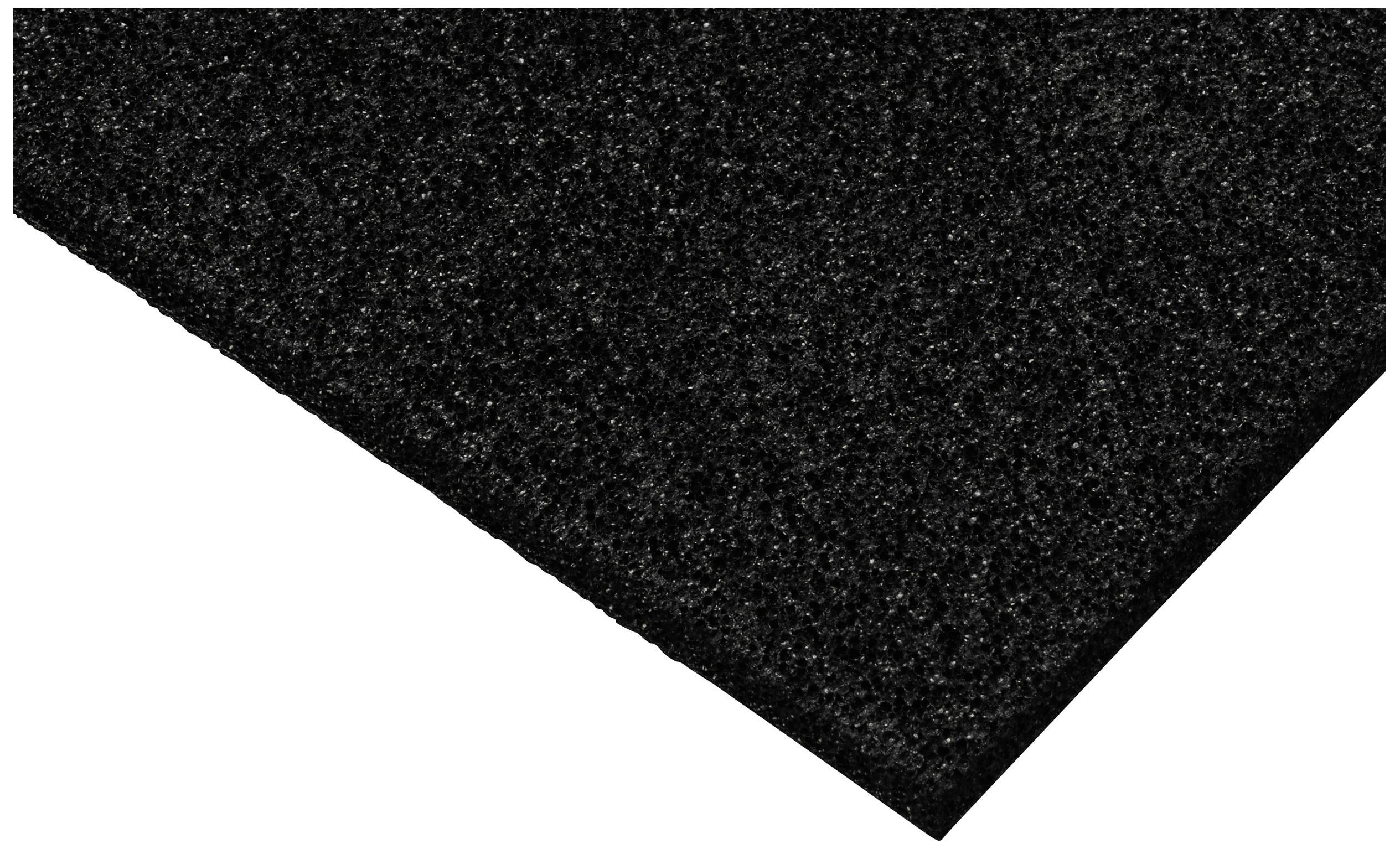 Ein schwarzes, rechtwinklig geschnittenes Stück Schaumstoff mit körniger Textur auf weißem Hintergrund.