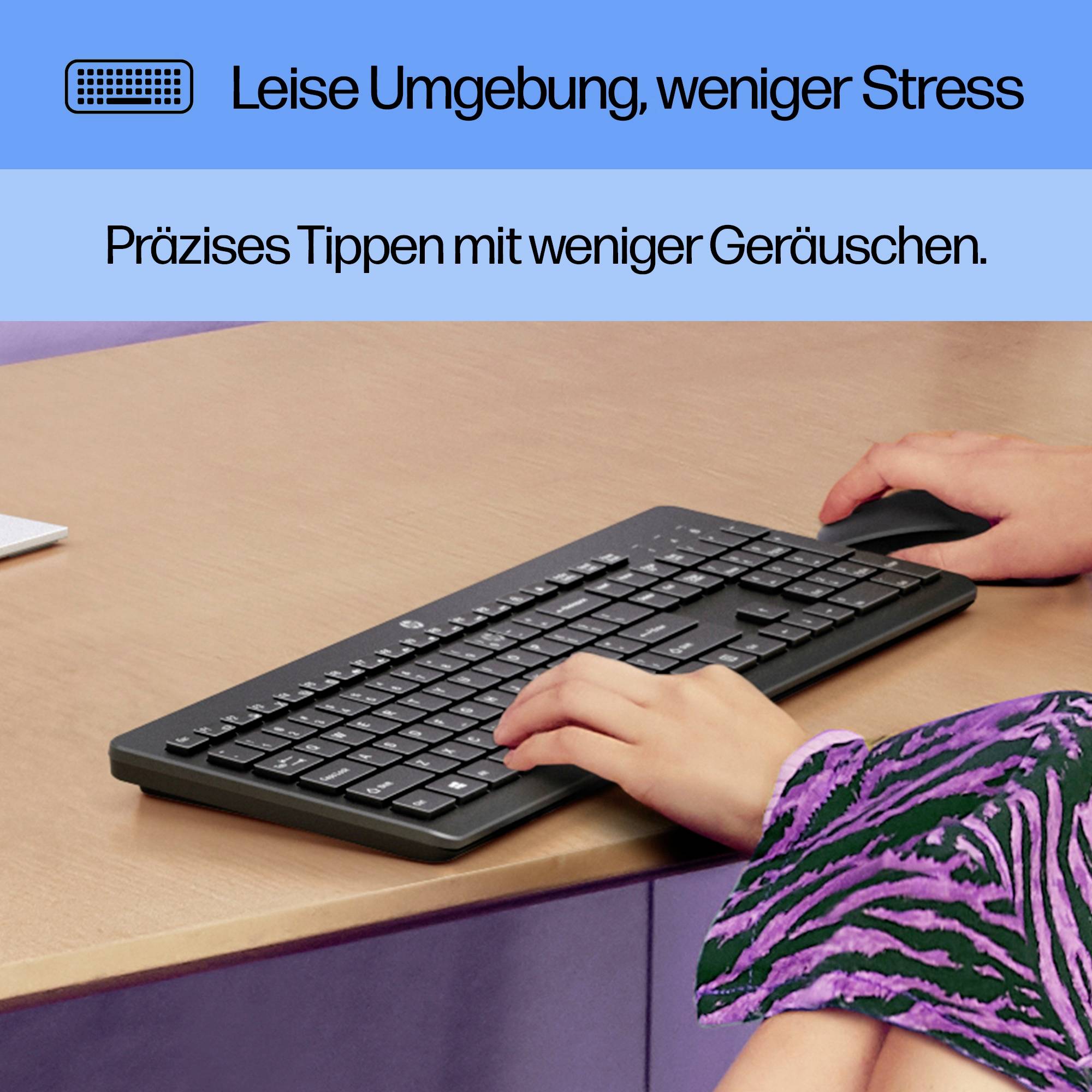 'Leise Umgebung, weniger Stress. Präzises Tippen mit weniger Geräuschen.' Eine Hand tippt leise auf einer schwarzen Tastatur.