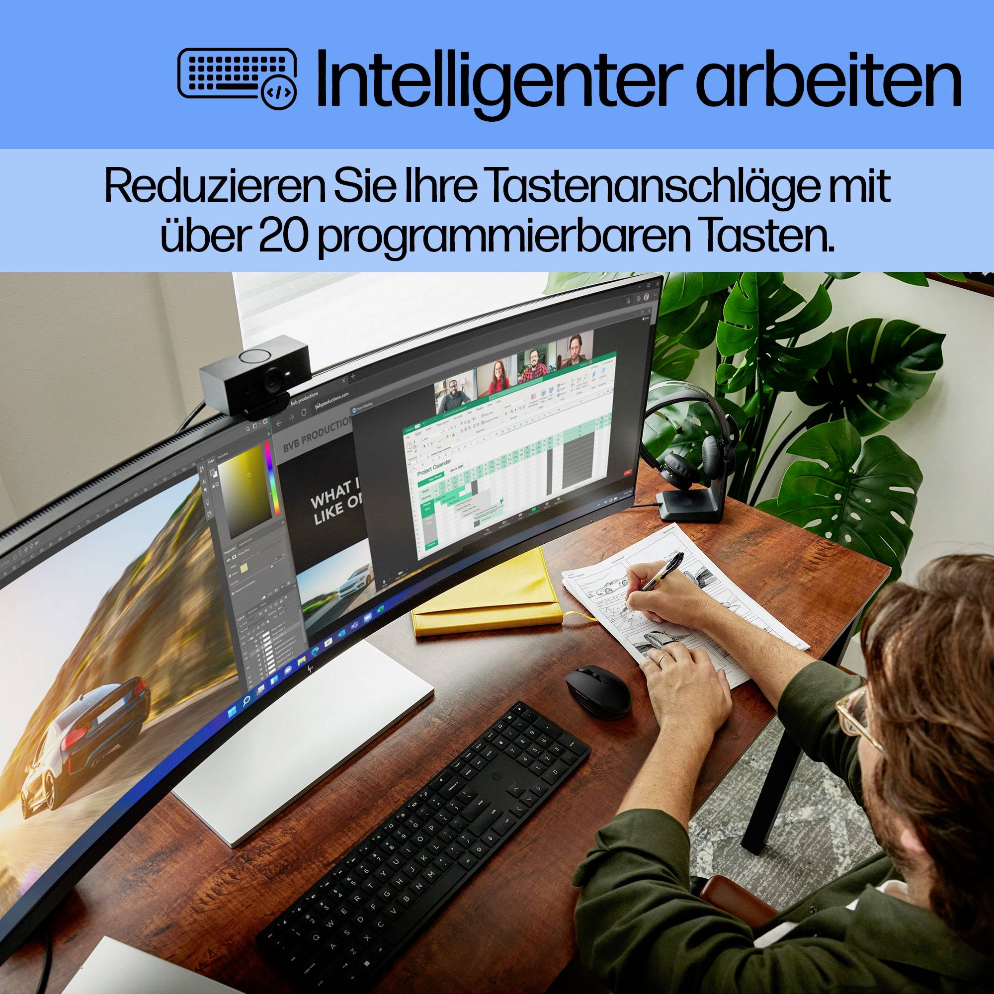 Ein Mann sitzt an einem Schreibtisch und arbeitet an einem geschwungenen Bildschirm. Der Text 'Intelligenter arbeiten' ist oben zu sehen.