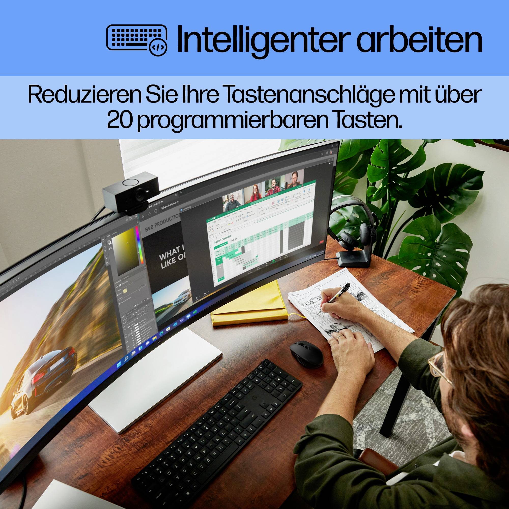 Eine Person arbeitet an einem breiten Monitor mit mehreren Fenstern. Der Text 'Intelligenter arbeiten' zeigt den Einsatz von Technologie.