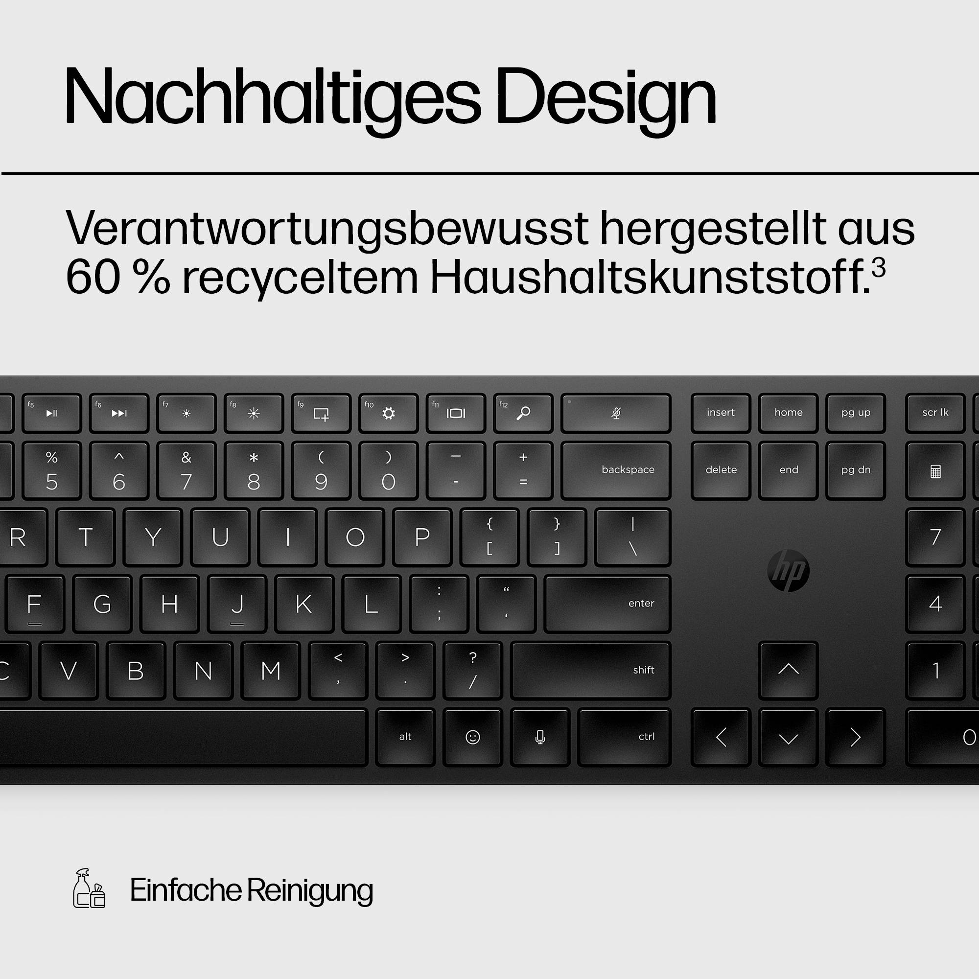 Eine schwarze Tastatur mit der Aufschrift 'Nachhaltiges Design', hergestellt aus 60 % recyceltem Kunststoff.