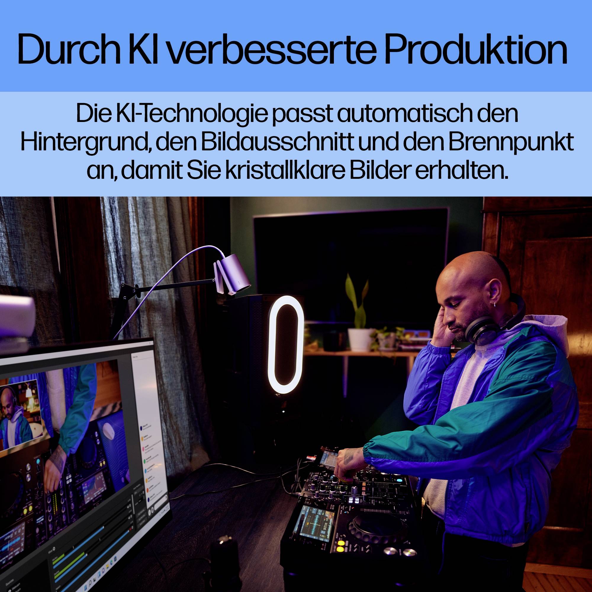 Person bearbeitet Audiomaterial in Studio. Bildschirm zeigt Software, Text: 'Durch KI verbesserte Produktion'. Thema: KI-Technologie zur Bild- und Audiooptimierung.