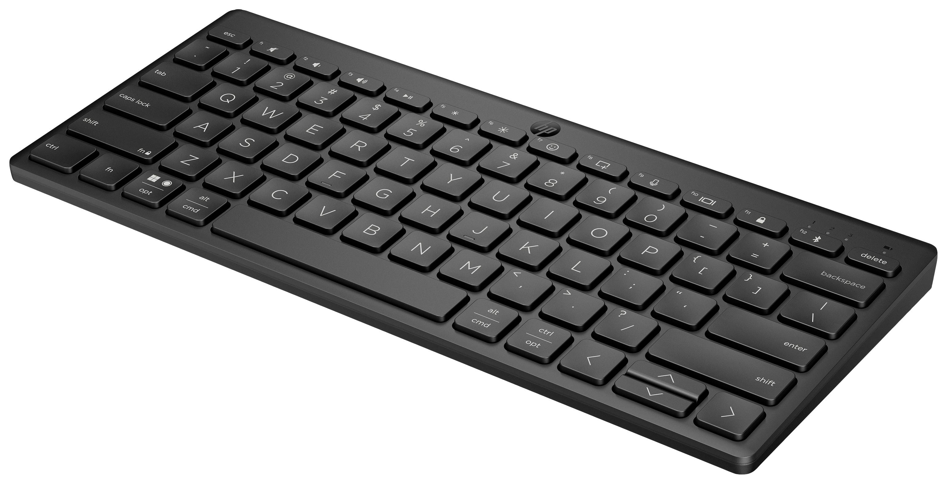 Schwarze drahtlose Tastatur in schräger Ansicht, kompakt und flach, mit Standard-QWERTZ-Layout und integrierten Funktionstasten.