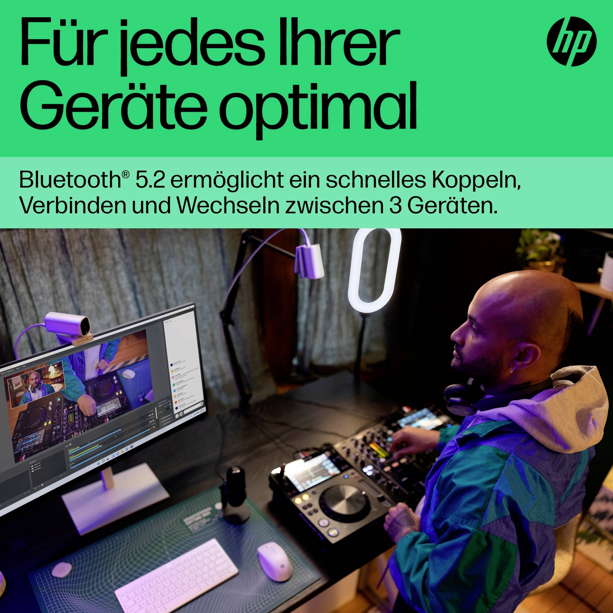 Ein DJ nutzt ein Mischpult bei der Arbeit. Im Hintergrund ein Computerbildschirm. Text: 'Für jedes Ihrer Geräte optimal'.