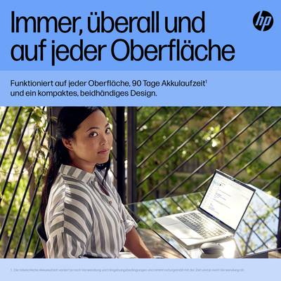 Frau sitzt auf einem Balkon mit Laptop, umgeben von Pflanzen. Text beschreibt lange Akkulaufzeit und vielseitige Nutzungsmöglichkeiten.