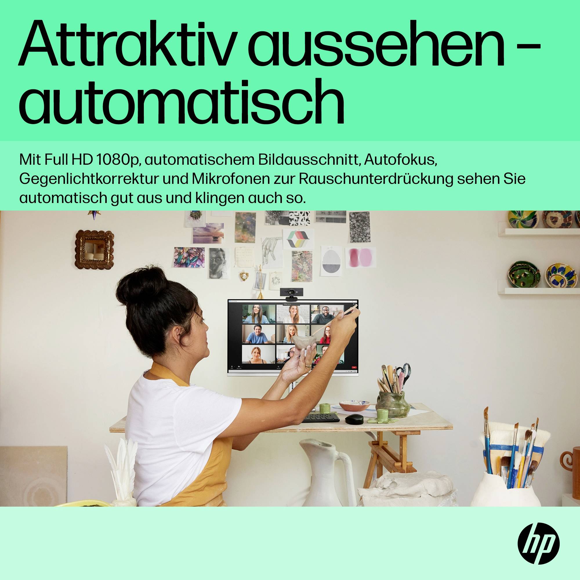 Eine Person bearbeitet ein Videokonferenz-Setup auf einem Computerbildschirm mit der Überschrift 'Attraktiv aussehen - automatisch'.