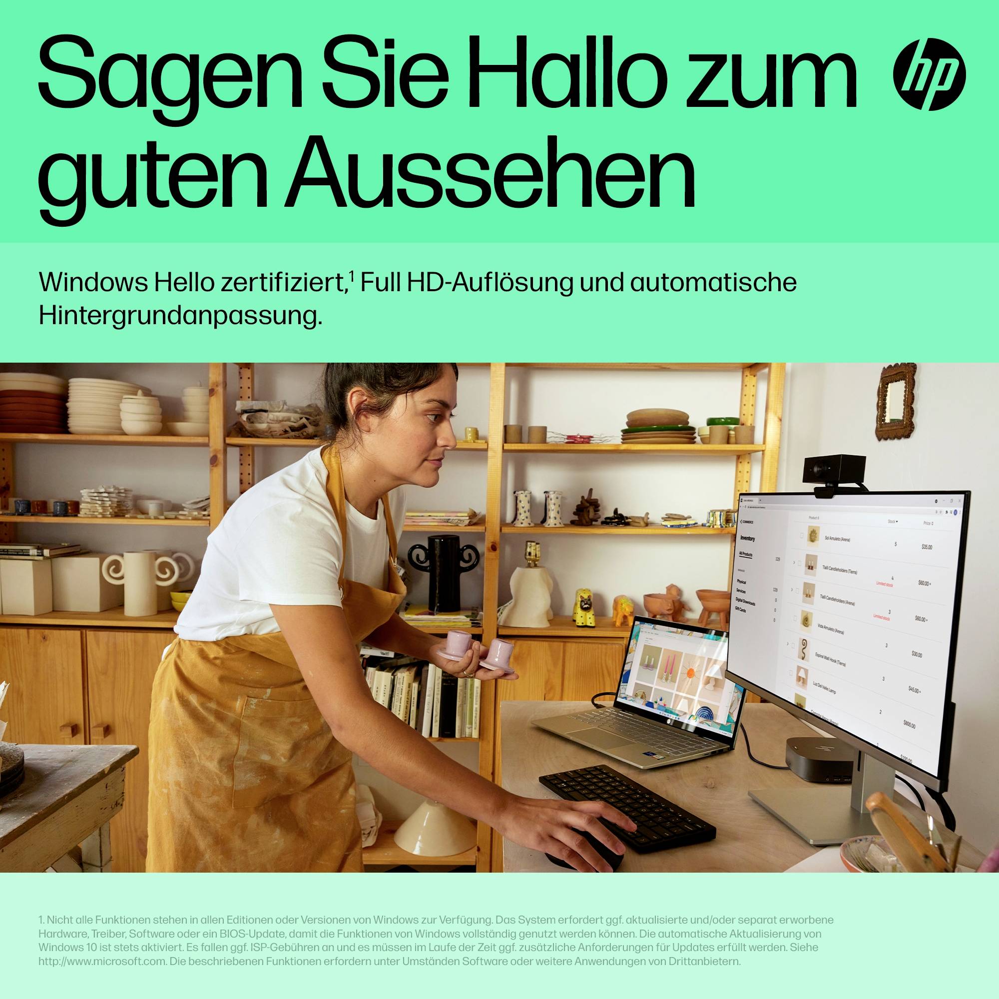 Eine Person nutzt einen Computer in einer Küche. Der Bildschirm zeigt Windows Hello. Text: 'Sagen Sie Hallo zum guten Aussehen'.