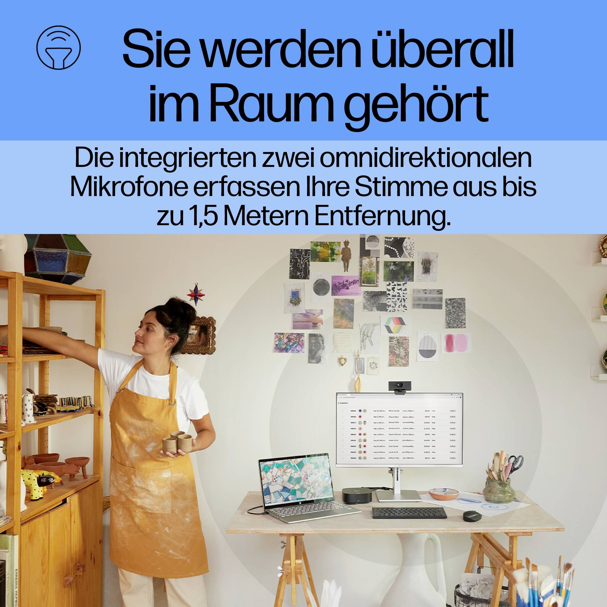 Frau im gelben Schürze steht neben einem Tisch mit Computerausrüstung, Text oben: 'Sie werden überall im Raum gehört'.