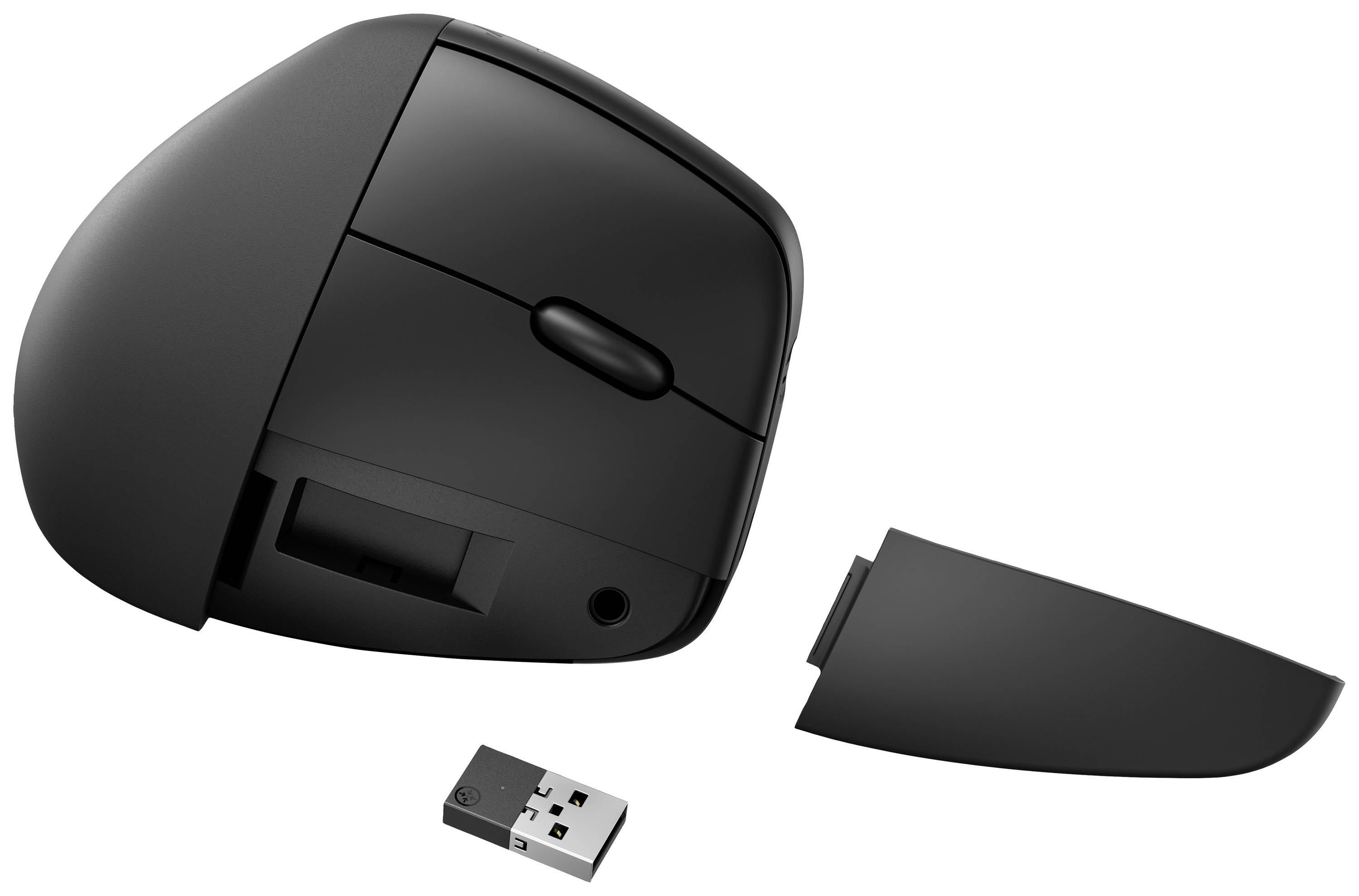 Schwarze ergonomische Maus mit abgenommenem Batteriefachdeckel und USB-Empfänger daneben. Ideal für komfortable Computernutzung.