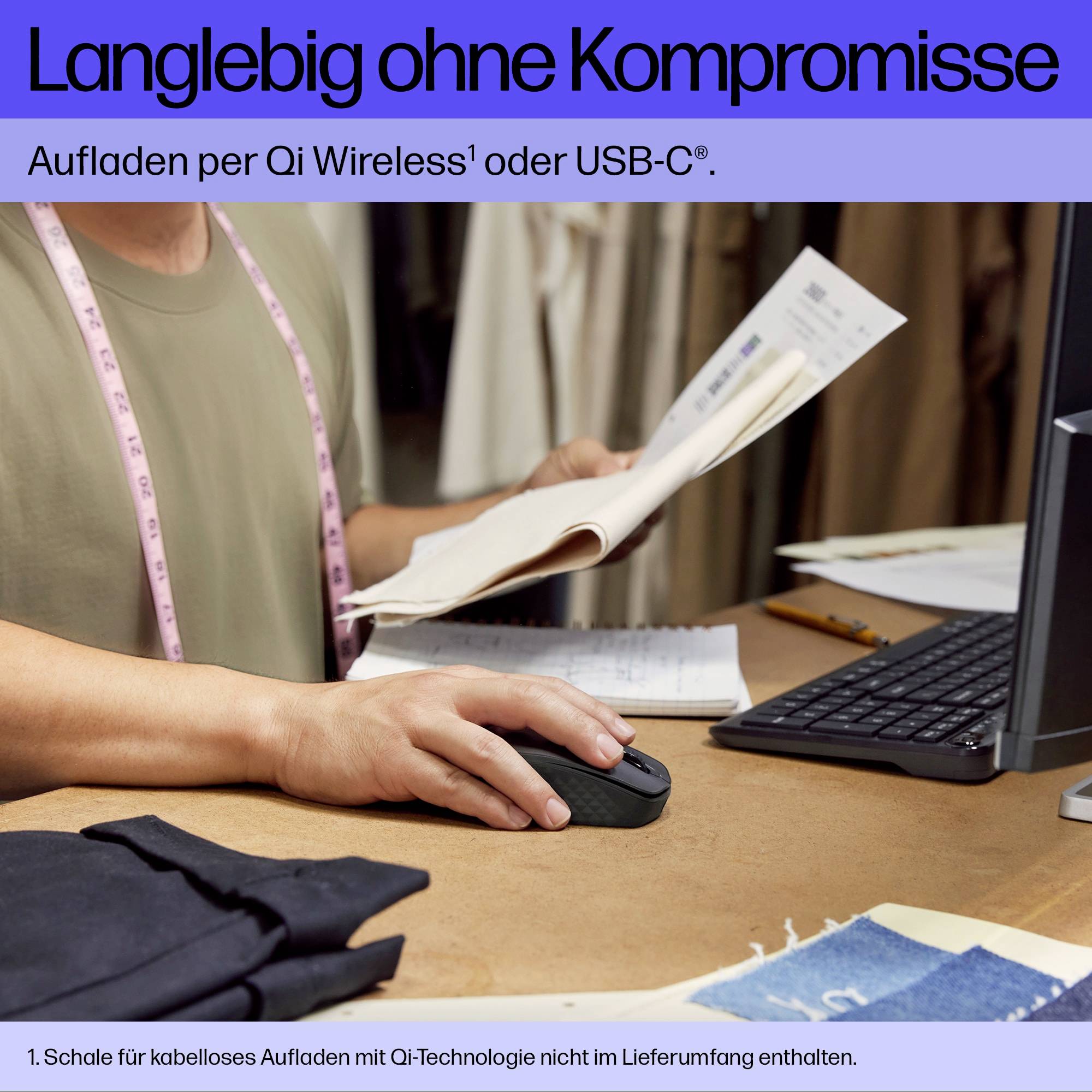 Eine Person am Schreibtisch bedient eine Computermaus und liest ein Buch. Oben steht 'Langlebig ohne Kompromisse'.