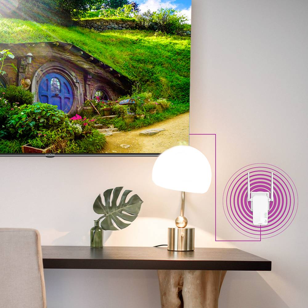 Ein gemütliches Zimmer mit einem Hobbit-Gemälde an der Wand, einer stilvollen Lampe auf einem Holztisch und einem WLAN-Verstärker.