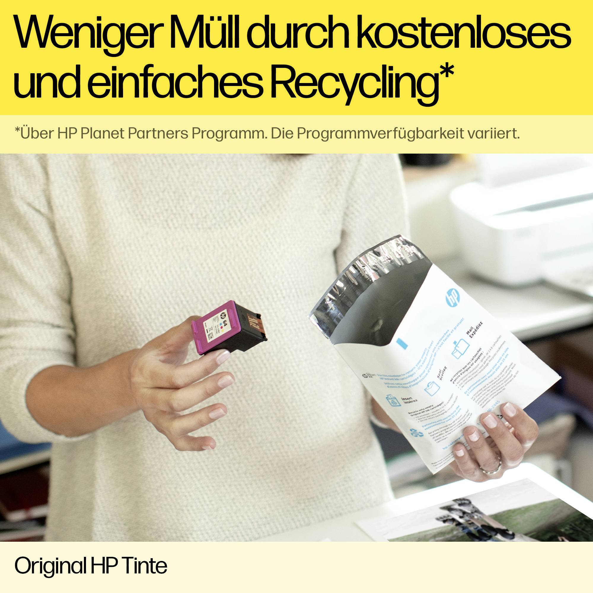 'Eine Person hält eine Druckerpatrone und eine Versandtasche mit der Aufschrift Recycling. Text: Weniger Müll durch kostenloses Recycling.'
