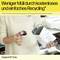 Eine Person hält eine Tintenpatrone und eine Recyclingverpackung. Der Text betont einfaches Recycling zur Müllreduktion durch HP.