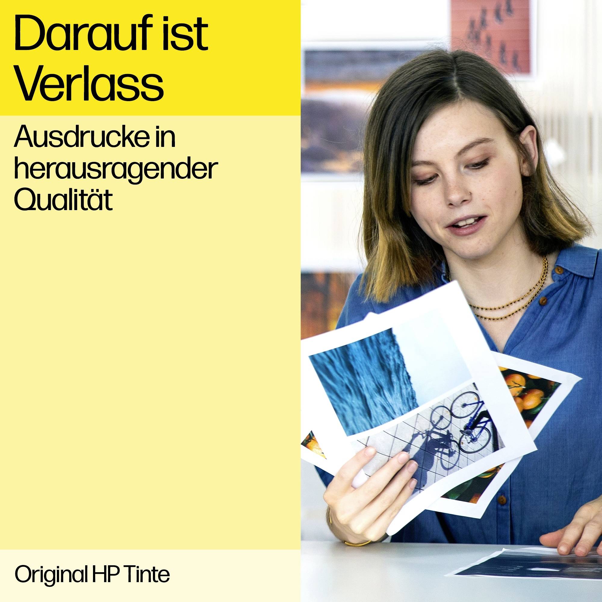 Eine Frau hält Fotos in der Hand. Text auf dem Bild: 'Darauf ist Verlass. Ausdrucke in herausragender Qualität. Original HP Tinte.'