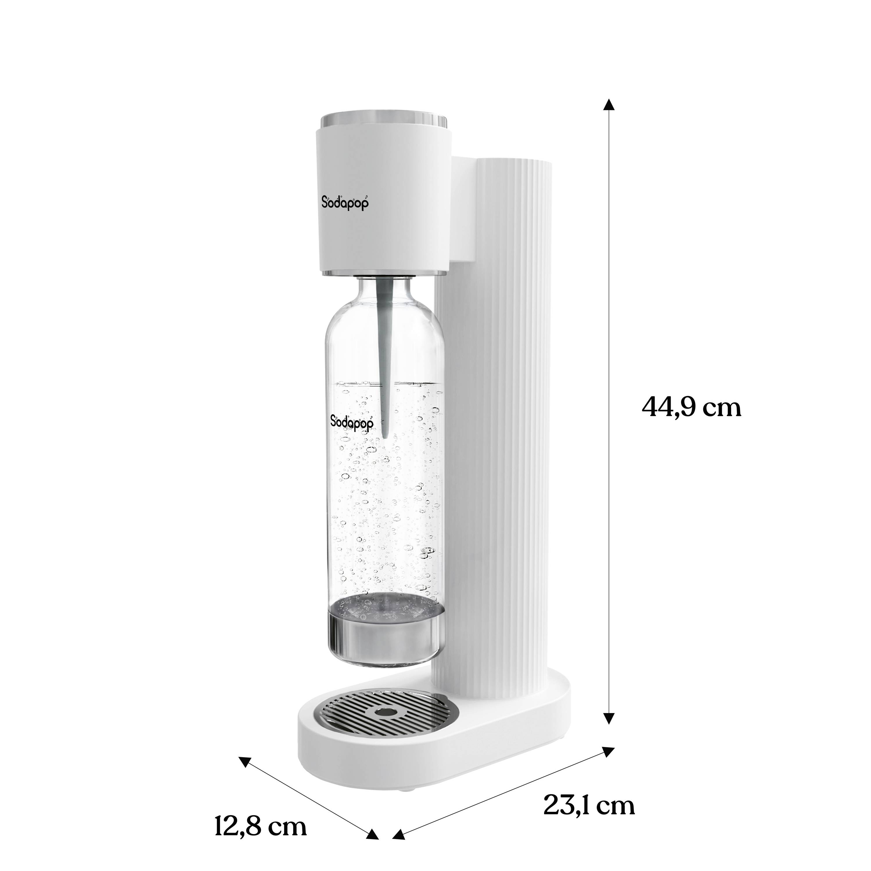 Sodawasserbereiter mit einer gefüllten Flasche, weiß, Maße: Höhe 44,9 cm, Breite 12,8 cm, Tiefe 23,1 cm.