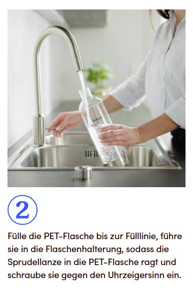 'Person füllt eine PET-Flasche mit Wasser an einem Wasserhahn. Anweisung: Flasche bis zur Fülllinie füllen und gegen den Uhrzeigersinn einschrauben.'
