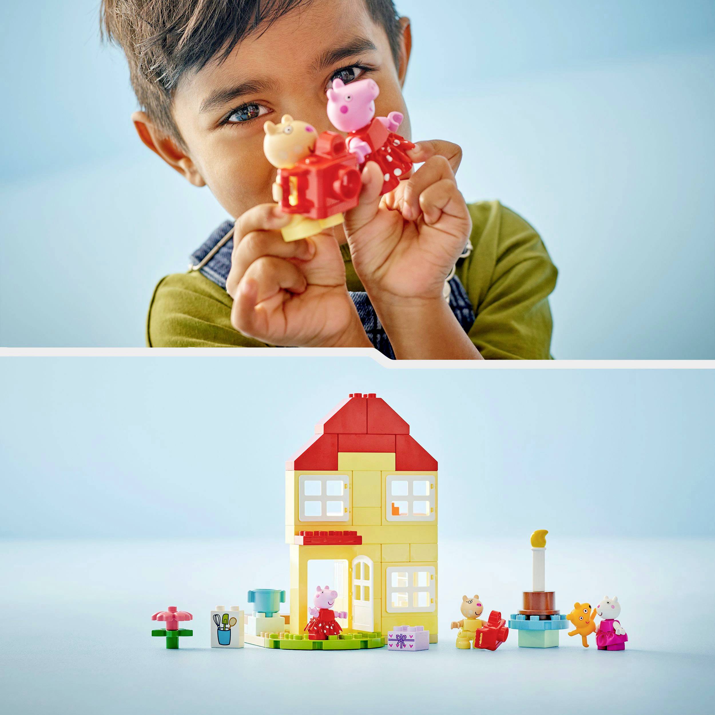 Ein Kind hält Peppa Pig-Figuren. Darunter ein Lego-Haus mit Peppa Pig-Charakteren und Blumenaufbau. Fröhliche, spielerische Szene.