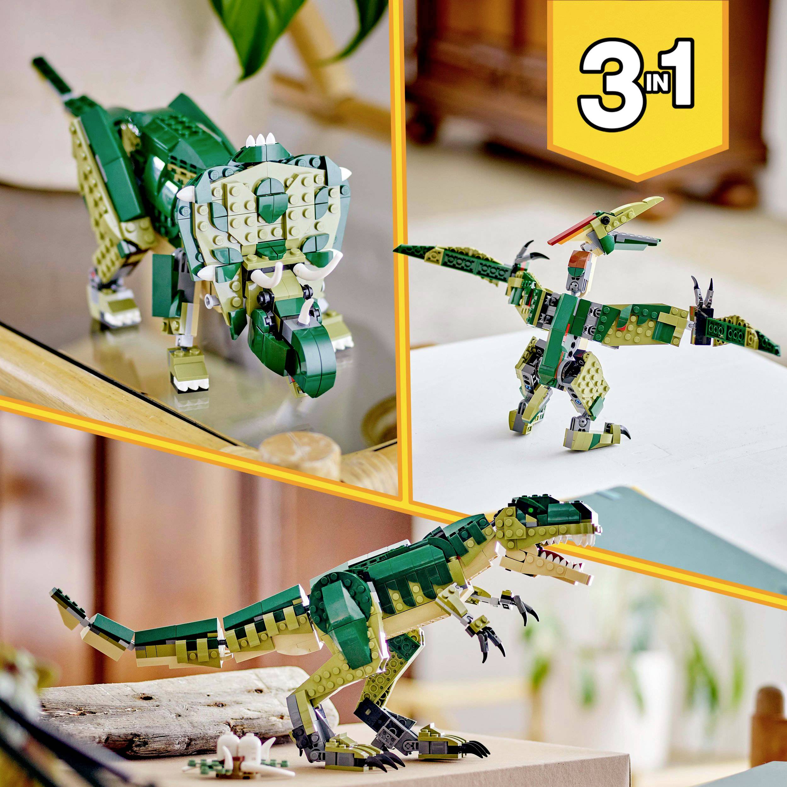 Ein Set aus drei Lego-Dinosauriern: ein Triceratops, ein Pterodactylus und ein T-Rex, alle in Grün- und Brauntönen dargestellt.