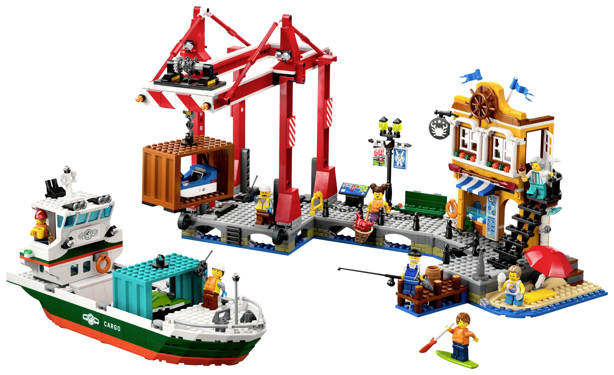 Ein LEGO-Hafen-Set mit Kran, Containerschiff, Figuren, Hafenbereich und Gebäude. Kindern spielen, angeln und erkunden die Szene.