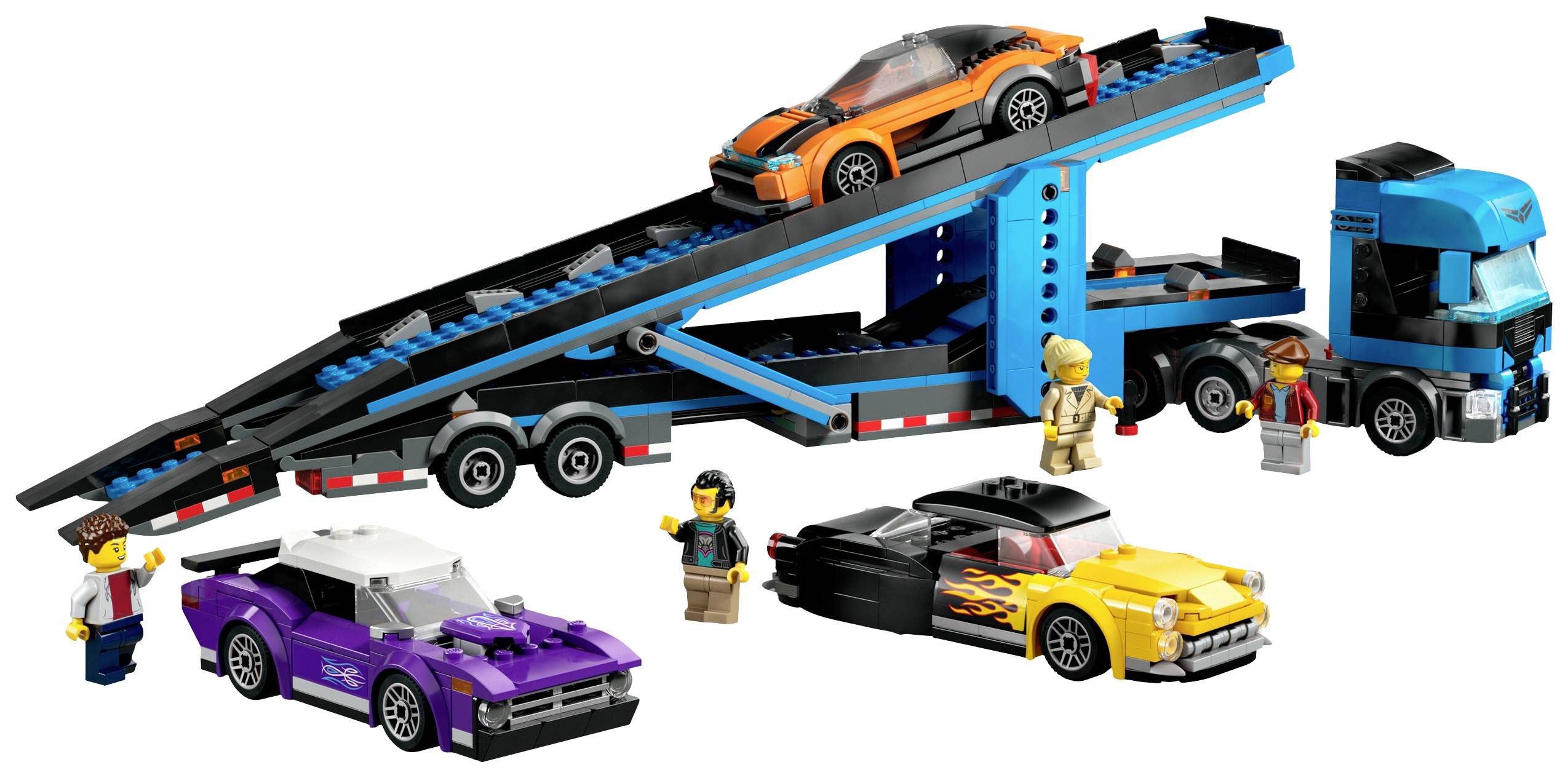 Ein LEGO-Autotransporter trägt ein orangefarbenes Auto, daneben stehen drei Minifiguren und zwei Autos in Lila und Gelb.